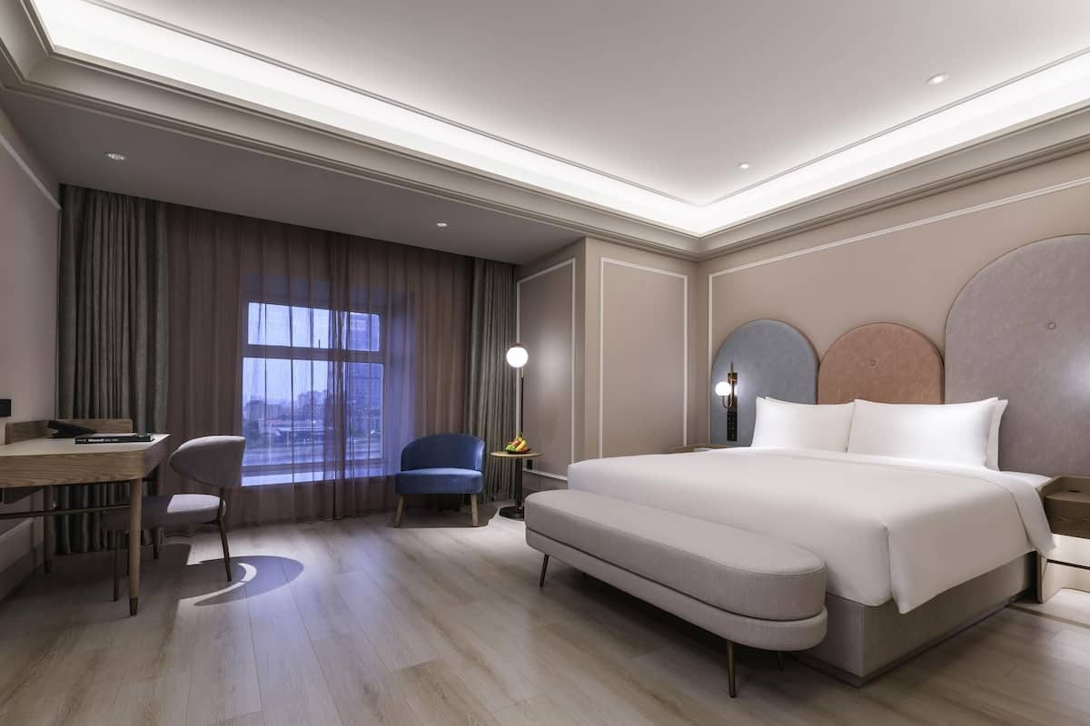 Deluxe Room, 1 King Bed | Free WiFi, bed sheets, wheelchair access