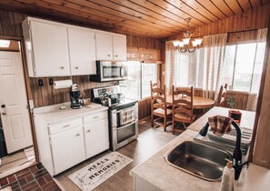 Jääkaappi, mikroaaltouuni, uuni, liesi