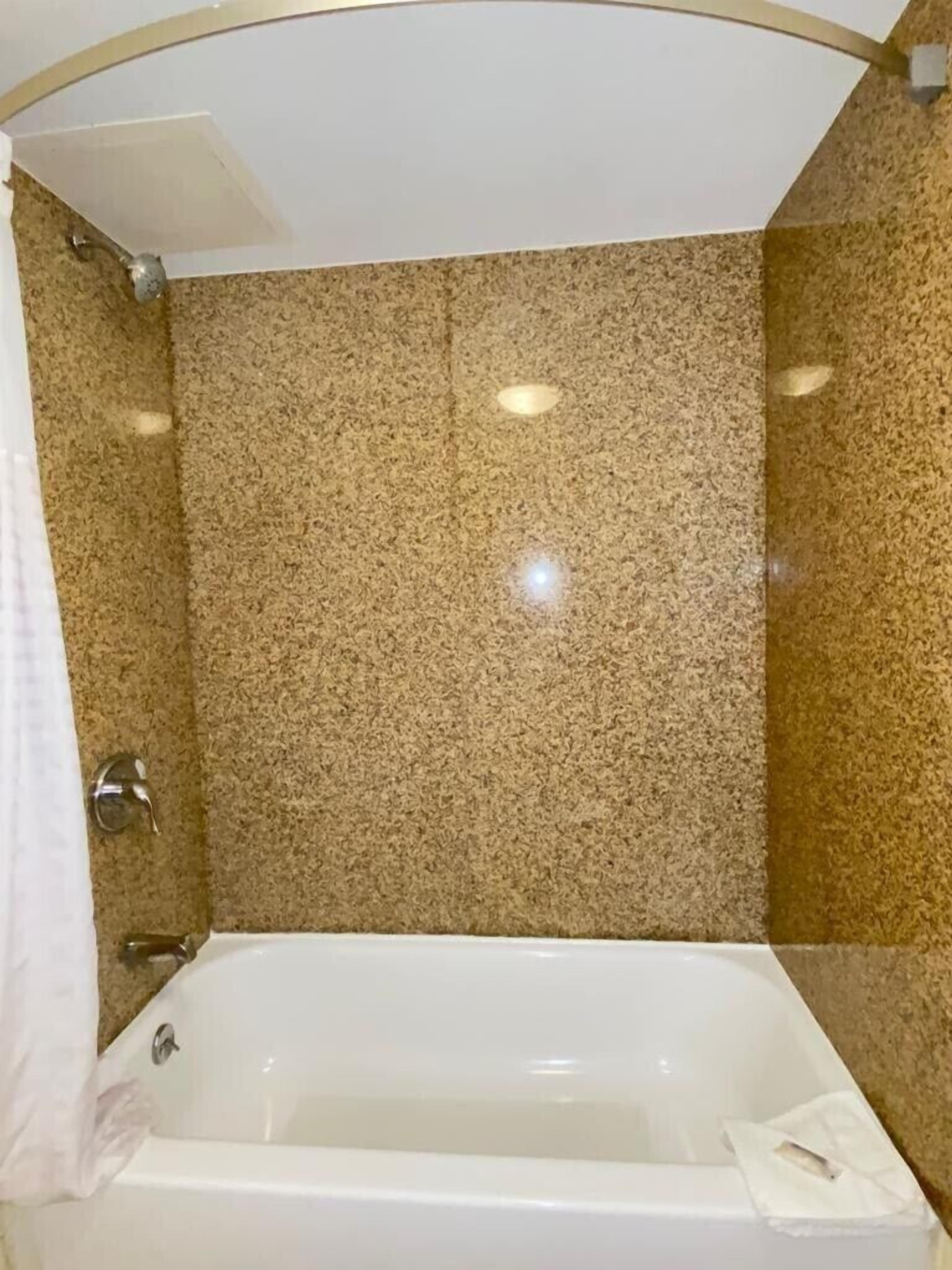 Ducha y bañera combinadas, secador de pelo y toallas
