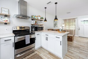 Kylskåp, mikrovågsugn, ugn och spishäll