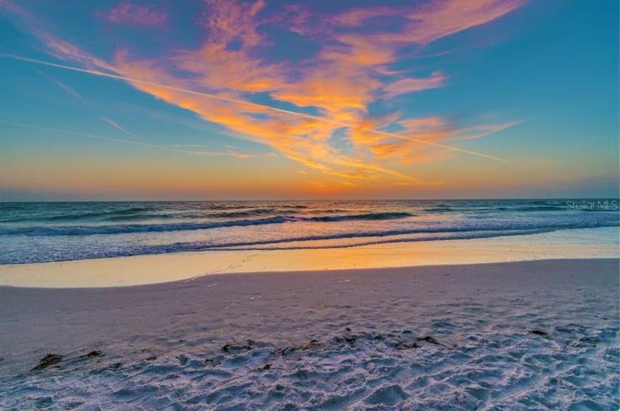 Vlak bij het strand, ligstoelen, strandlakens