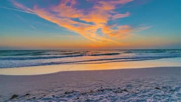 Nær stranden, solsenger og strandhåndklær