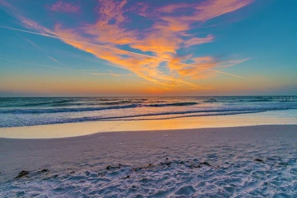 Beach nearby, sun loungers, beach towels