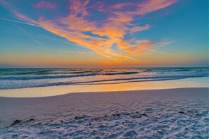 Nær stranden, solsenger og strandhåndklær
