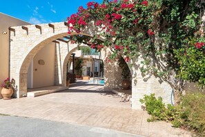 Property grounds - Azure Beach Villas (Nopigia Kissamou)