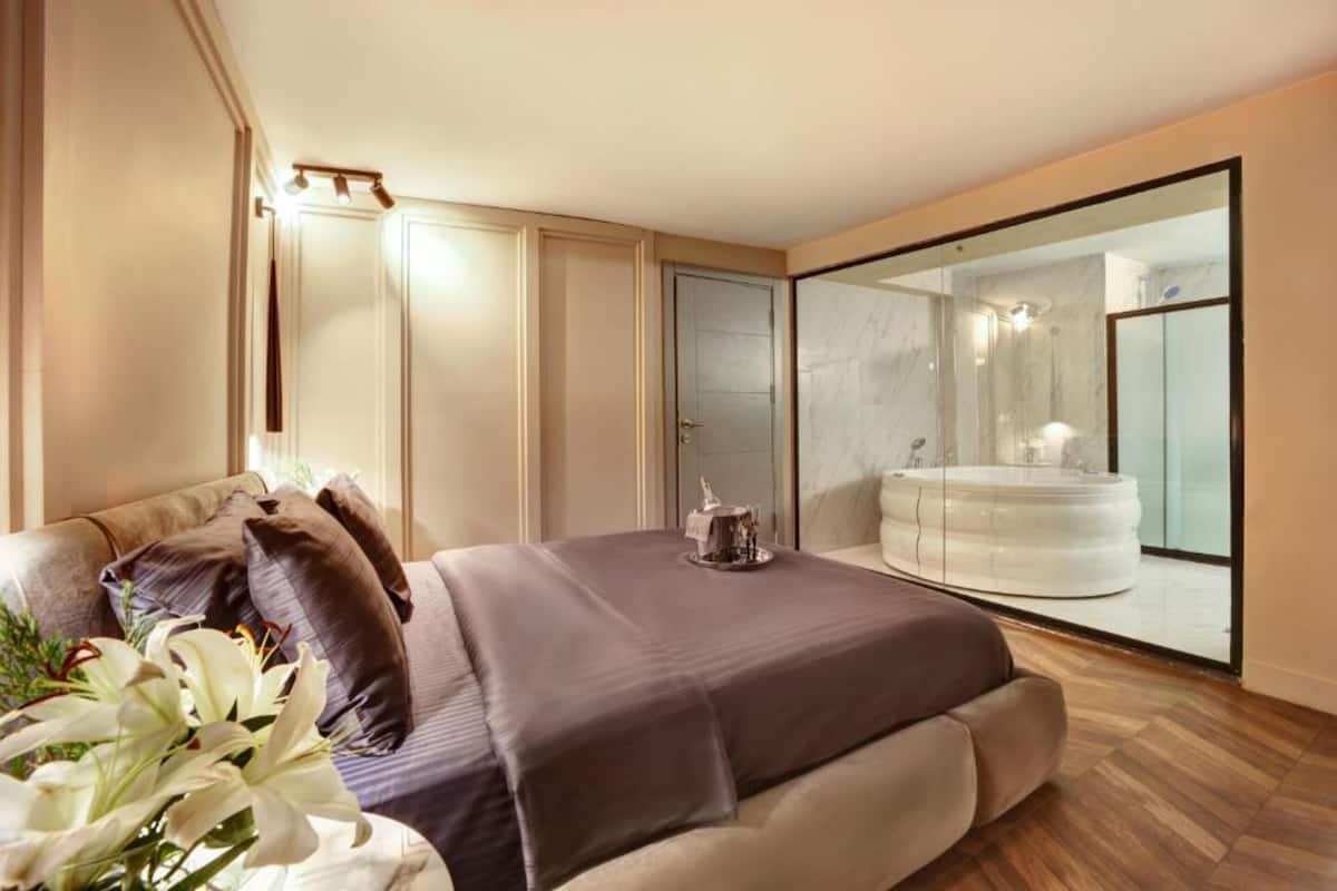 Bộ đồ giường cao cấp, minibar, két bảo mật tại phòng 