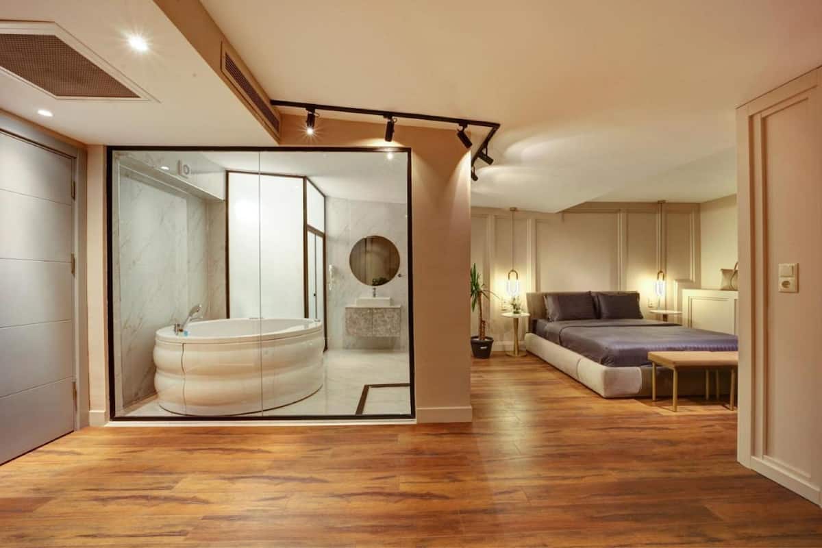 King Suite with Jacuzzi | Bộ đồ giường cao cấp, minibar, két bảo mật tại phòng 
