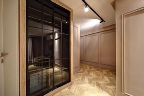 标准房 | 高档床上用品、迷你吧、客房内保险箱、特色家居