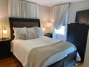 2 bedrooms, desk, WiFi