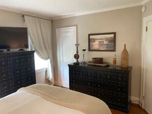 2 bedrooms, desk, WiFi