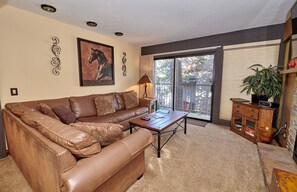 Televisión y chimenea 