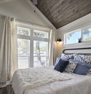 Room - LakeFront Tiny Home MINUTES to Downtown Blue Ridge (Morganton)