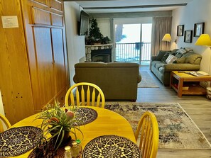 Télévision, cheminée