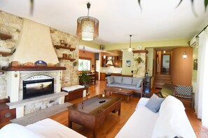 Smart-tv, eldstad och ett bordtennisbord