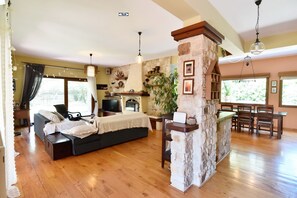 Smart-tv, eldstad och ett bordtennisbord