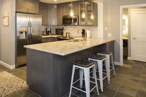 Refrigerador, microondas, horno y cafetera y tetera 