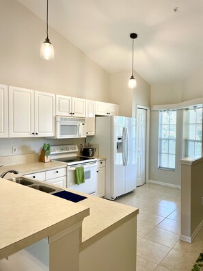 Kjøleskap, mikrobølgeovn, ovn og kokeplater