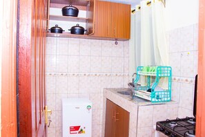 Kühlschrank, Herdplatte, Wasserkocher