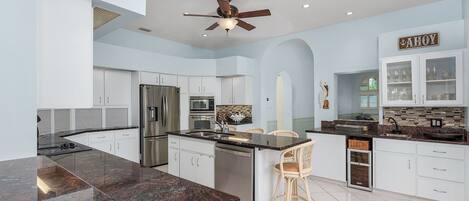 Réfrigérateur, micro-ondes, four, plaque de cuisson