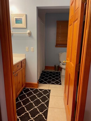 Combined shower/tub, towels, toilet paper