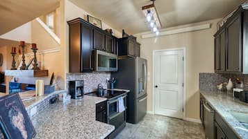 Een koelkast, een microgolfoven, een oven, een kookplaat