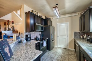 Réfrigérateur, four à micro-ondes, un four, surface de cuisson