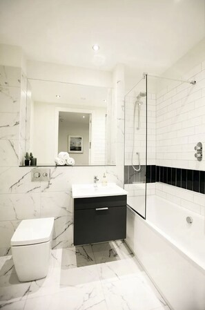 Standard Apartment | Bathroom | Separate bathtub and shower, hair dryer, towels, toilet paper - Fernbank (Dublin)