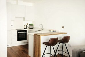 Business Apartment | Private kitchen | Fridge, microwave, oven, stovetop