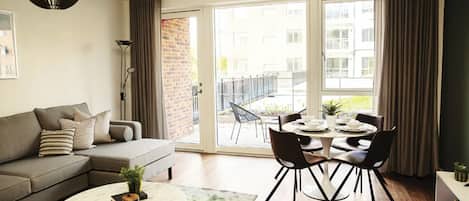 44-inch Smart TV with digital channels, TV, Netflix