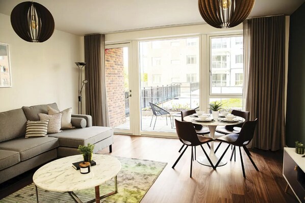 44-inch Smart TV with digital channels, TV, Netflix