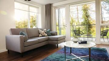 Business Apartment | Living room | 44-inch Smart TV with digital channels, TV, Netflix