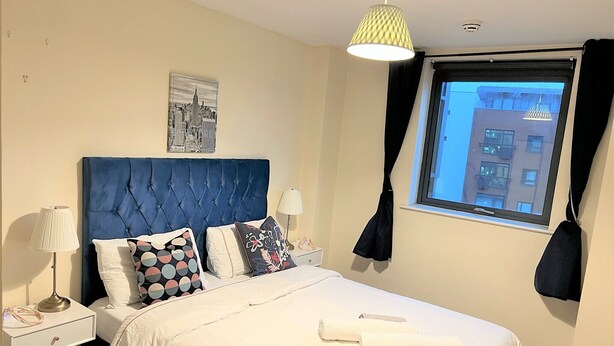 City Apartment, 2 Bedrooms | Travel crib, WiFi (free), bed sheets - Mosh Homes 01 (Salford)