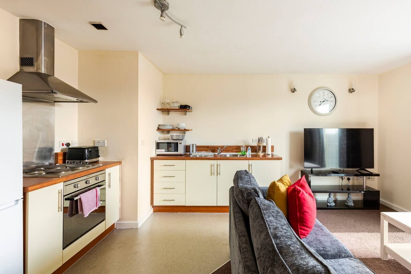 City Apartment, 2 Bedrooms | Living area