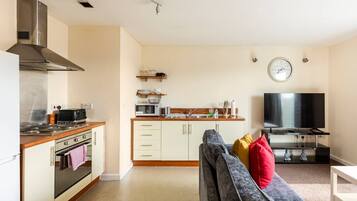 City Apartment, 2 Bedrooms | Living area