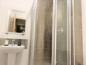 City Apartment, 2 Bedrooms | Bathroom | Deep-soaking bathtub, rainfall showerhead, free toiletries, hair dryer - Mosh Homes 01 (Salford)