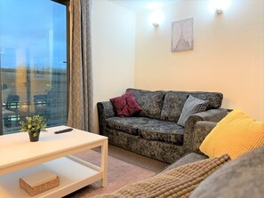 City-Apartment, 2 Schlafzimmer | Wohnbereich | 55-Zoll-LED-Fernseher mit Kabelempfang, Fernseher, Netflix