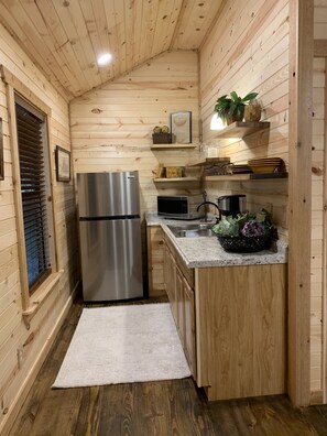 Refrigerador, microondas, cafetera y tetera y tostadora 