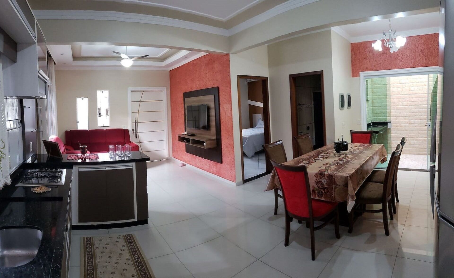 Kjøleskap, mikrobølgeovn, ovn og kokeplater