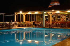 Una piscina al aire libre