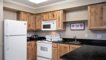 Fridge, microwave, stovetop, dishwasher