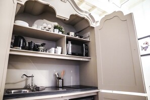 Kühlschrank, Mikrowelle, Herdplatte, Geschirrspüler