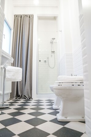 Dusche, Haartrockner, Bidet, Handtücher