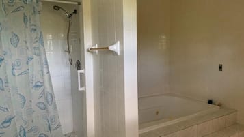 Douche, baignoire à jets, sèche-cheveux, serviettes fournies