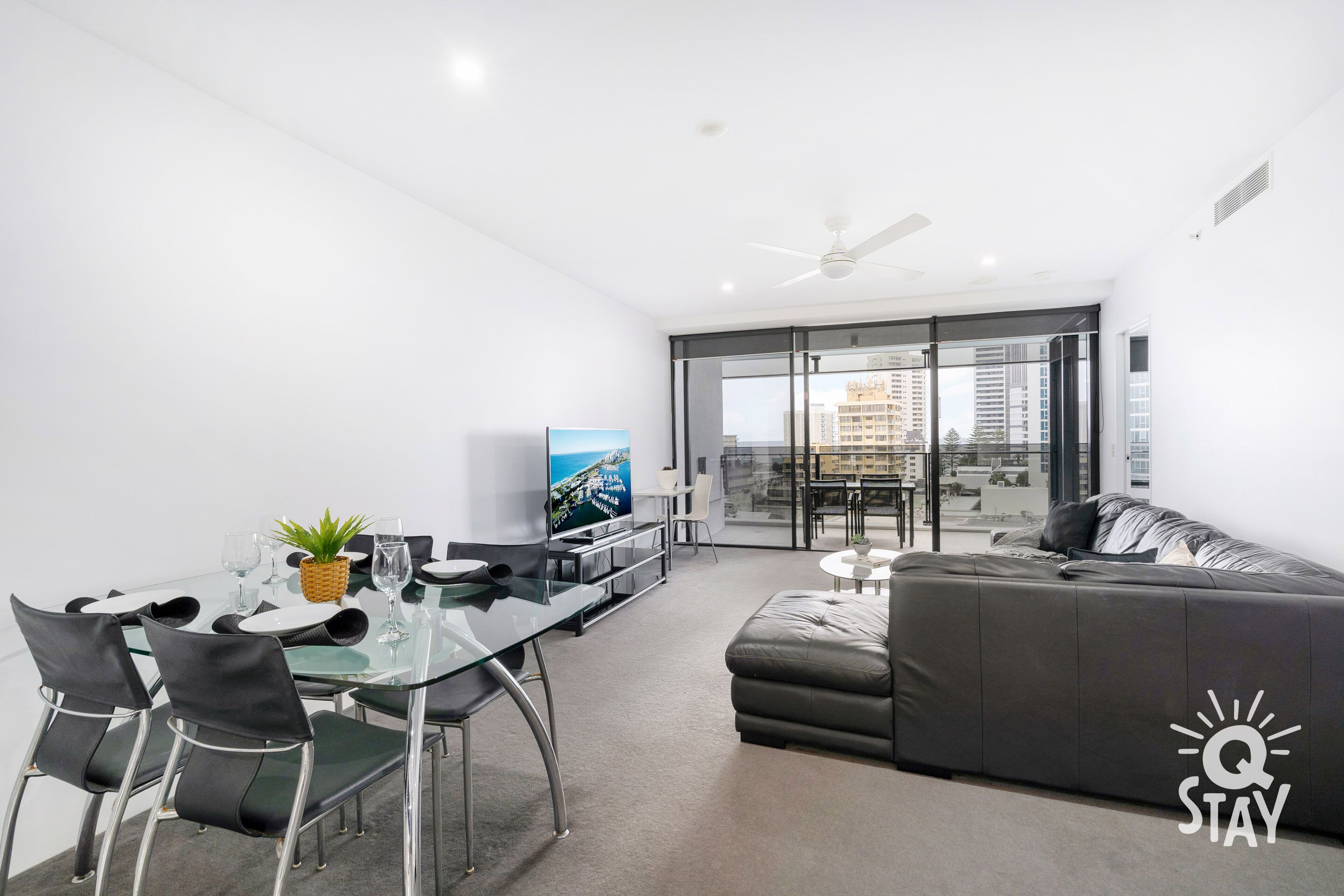 ♦️Circle On Cavill – 1 Bedroom + Study City and Ocean View — Q Stay