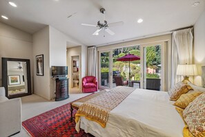 6 Schlafzimmer, Schreibtisch, Bügeleisen/Bügelbrett, Reisekinderbett