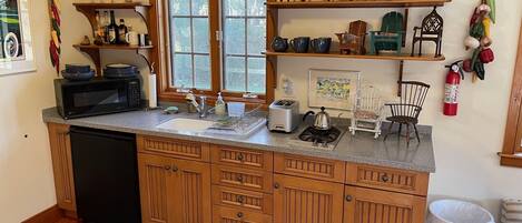 Réfrigérateur, micro-ondes, plaque de cuisson, cafetière/bouilloire