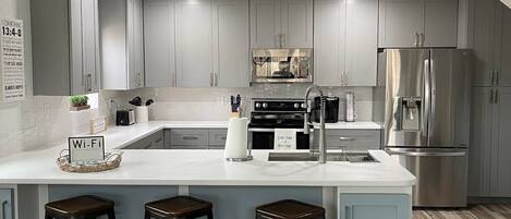 Réfrigérateur, micro-ondes, four, plaque de cuisson