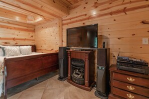 4 bedrooms, desk, free WiFi, bed sheets - Heart of Georgia's Wine Country |Southern Living's Best Small Town in the South |Downtown Dahlonega (Dahlonega)