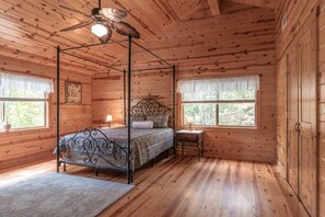 4 bedrooms, desk, iron/ironing board, free WiFi