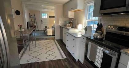 Cheerful 2-bedroom Edenton bungalow getaway